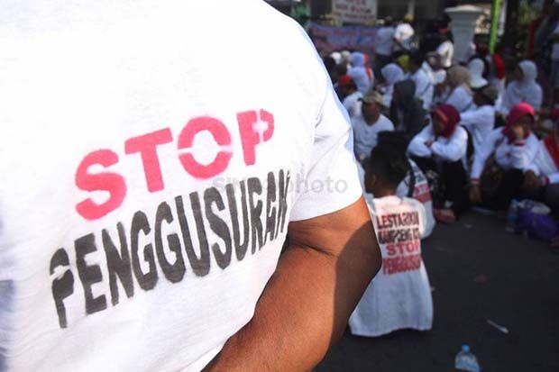 Lahan Digusur, Warga...