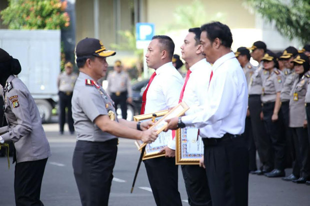 Kapolri Beri Penghargaan...