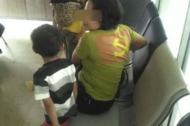 Pakai Kaus Berlogo Palu...