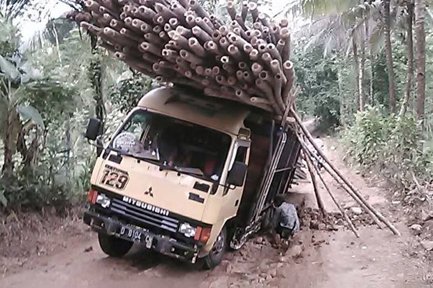 Jalan Rusak di Pangandaran...