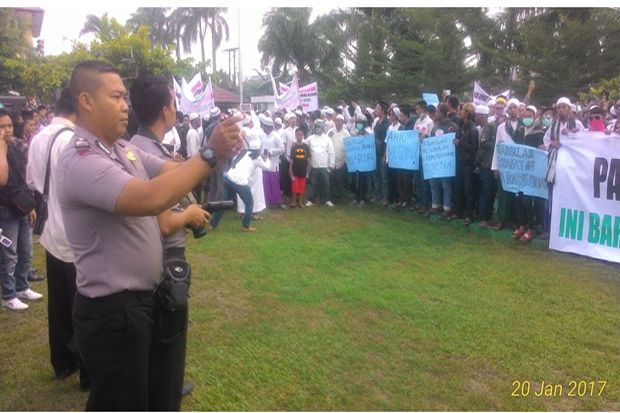 Ribuan Umat Muslim Desak...