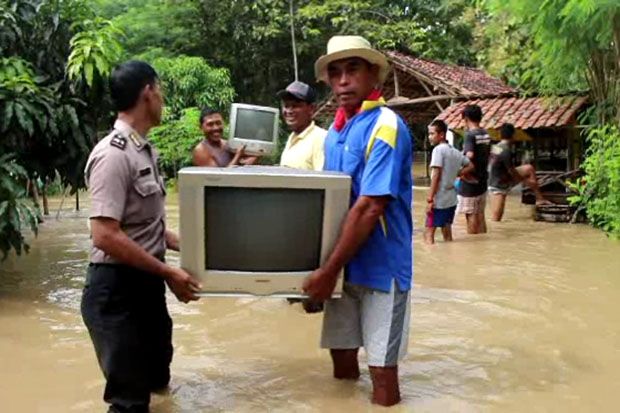 Sungai Cimanuk Meluap,...