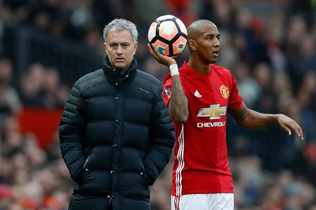 Ashley Young Pertimbangkan...