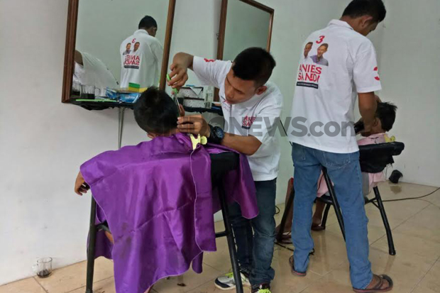 Pemilik Pangkas Rambut...
