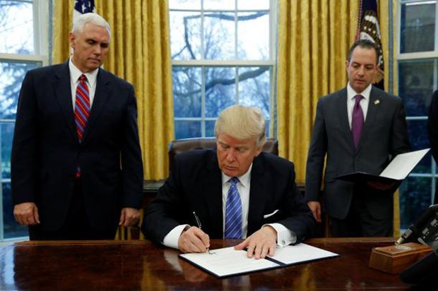Trump Teken Perintah...