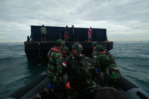 Dihantam Ombak, Kapal...