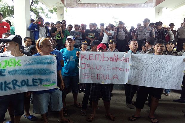 Ratusan Sopir Angkot...