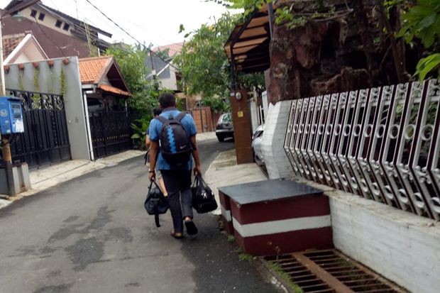 Dua Orang Terlihat Bawa...