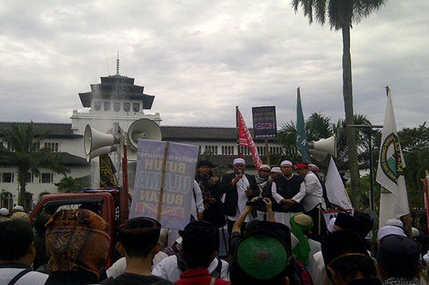 Massa Aksi Bela Ulama...