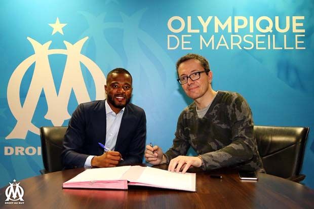 Patrice Evra Resmi Perkuat...