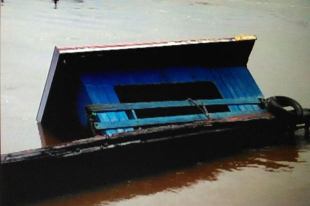 Kapal Tenggelam di Sungai...
