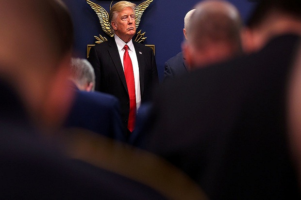 Presiden Trump Tangguhkan...