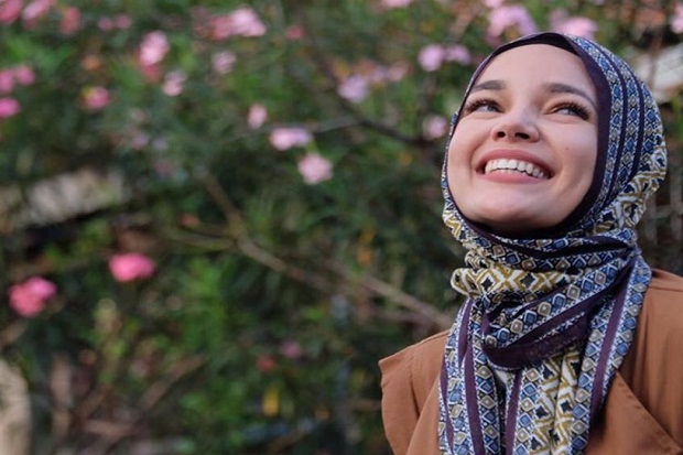 Dewi Sandra Serius Dalami...