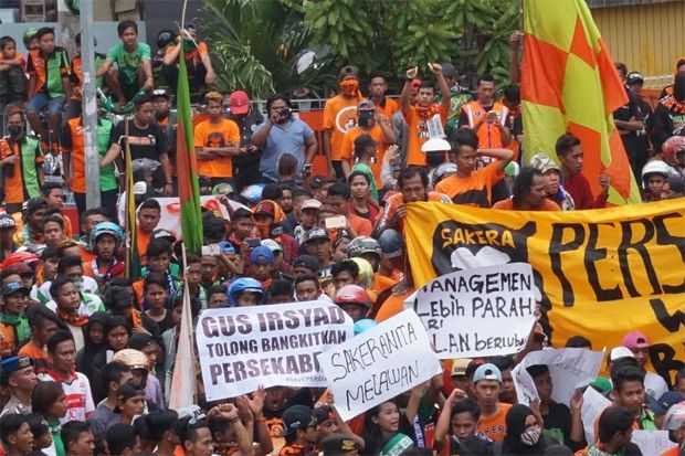Sakeramania Tuntut Bupati...