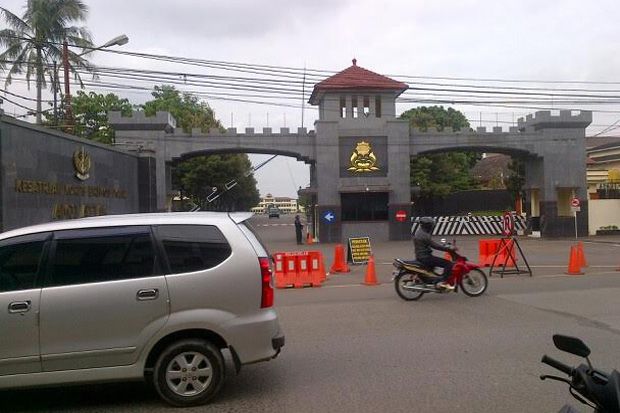 Firza Husein Dijadwalkan...
