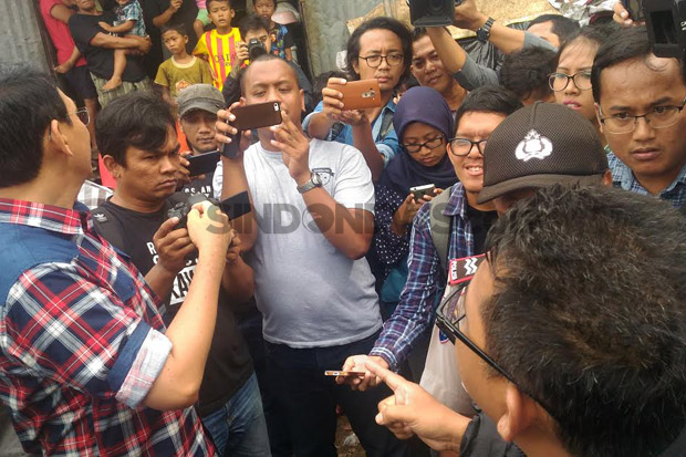 Ahok Menghindar Ditanya...