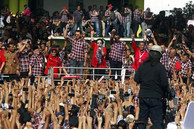 Megawati Minta Warga...