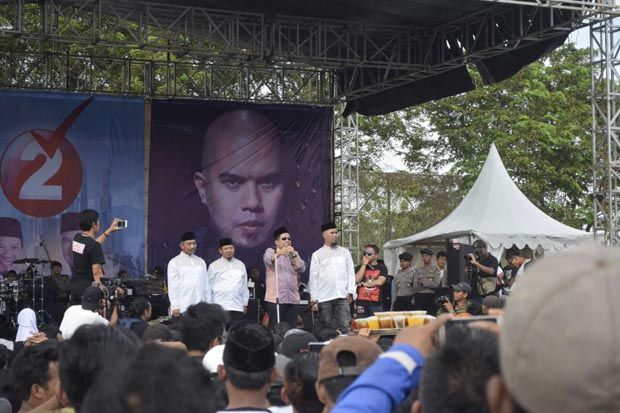 Disuguhi Musik, Ribuan...
