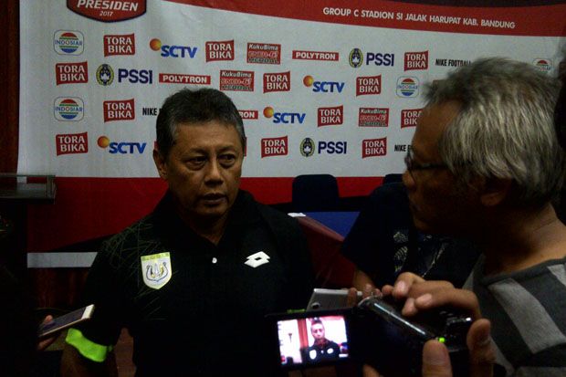 Di Bawah Bayang Dua...