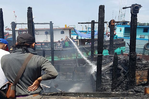 Sedang Diperbaiki, Kapal...