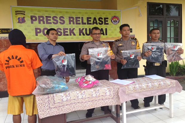 Kepergok Telanjang Dada...