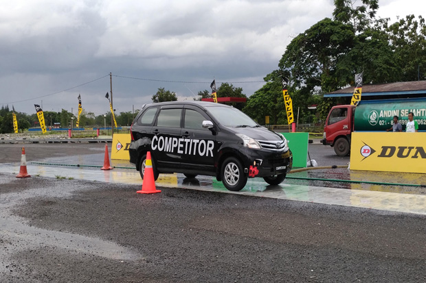 Akselerasi Mobil Tergantung...