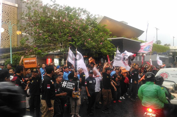 Penuhi Jalan Raya, Polisi...
