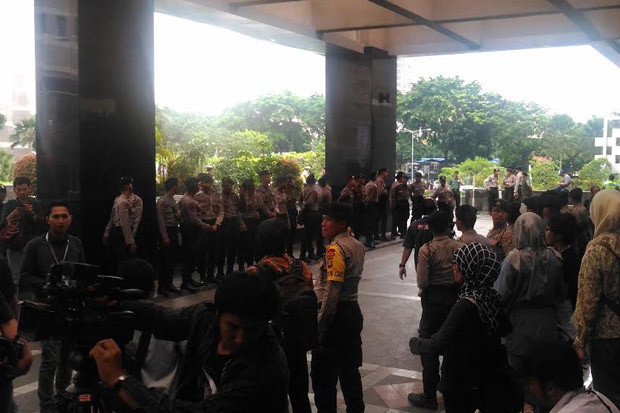 Polisi Perketat Pintu...