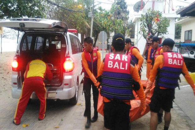 Digulung Ombak saat...