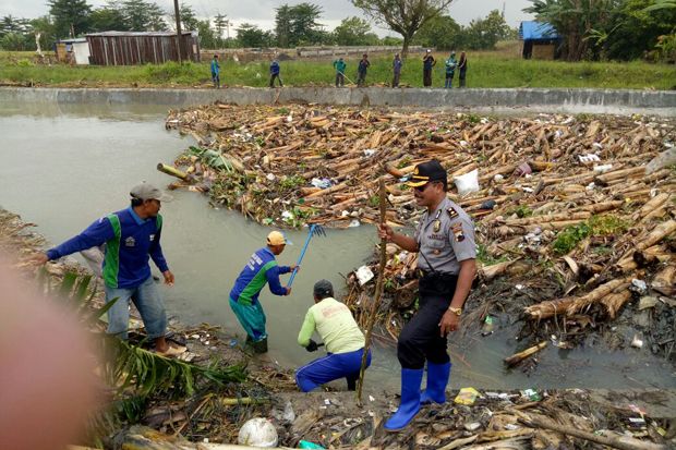 Terpeleset saat Seberangkan...