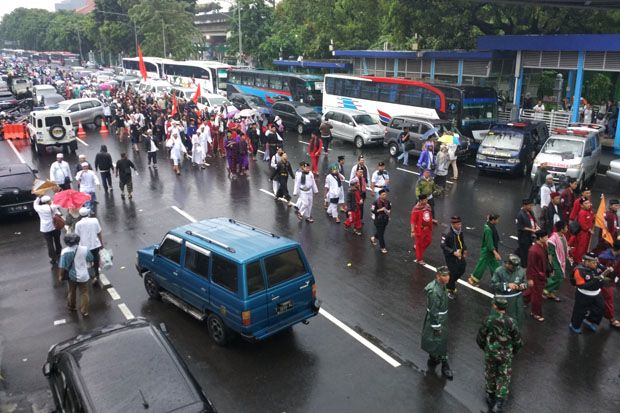 Meski Hujan, Massa Aksi...