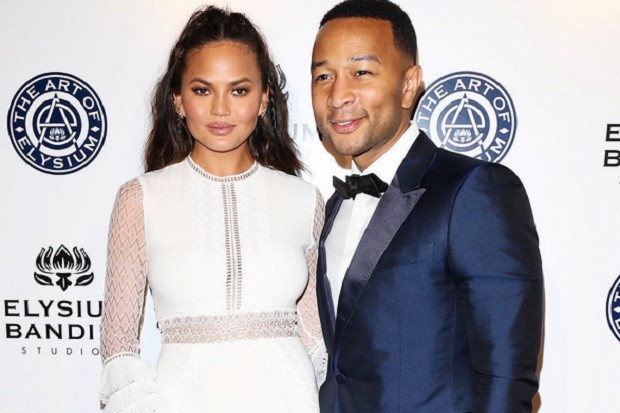 Istri John Legend Jadi...