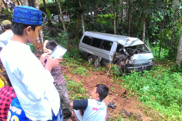 Minibus Angkut Siswa...