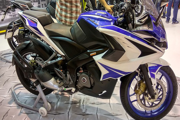 Lahir di India, Bajaj...