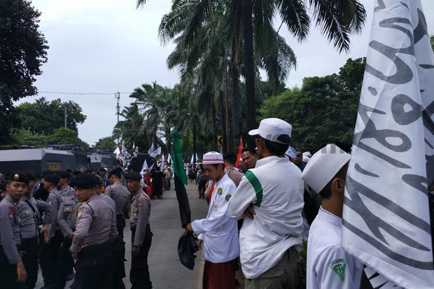 Kawal Sidang Ahok, Massa...
