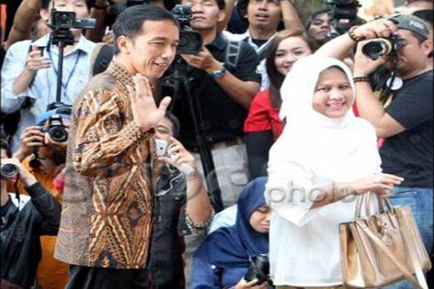 Jokowi dan Istri Coblos...