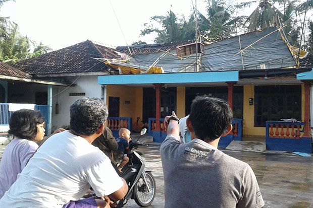 Tenda Diterpa Angin...