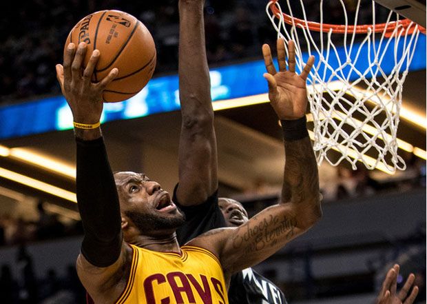 Aksi Nutmeg Lebron James...