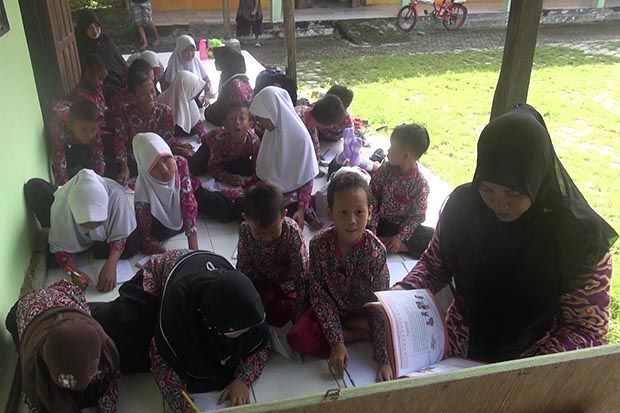 Kelas Ambruk, Puluhan...