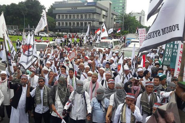 Gelar Demonstrasi, Massa...
