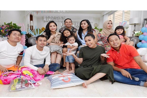 Ayu Dewi Beri Kado Spesial...