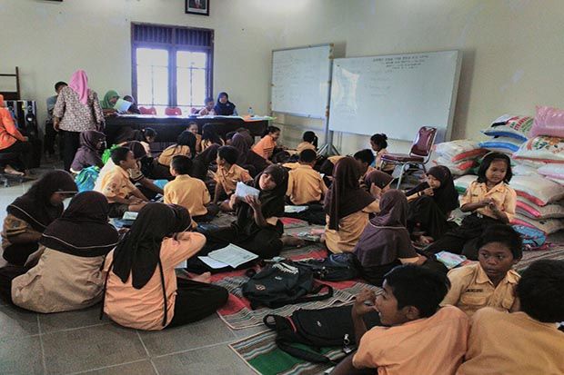 Sekolah Terendam Banjir...