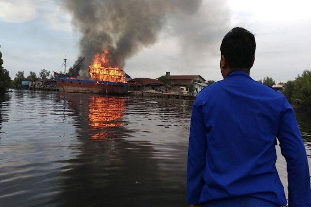 Kapal Pengangkut Sembako...