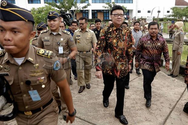 Sesalkan Ciuman Massal...