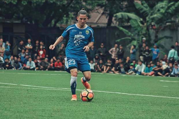 Gelandang Persib Tak...