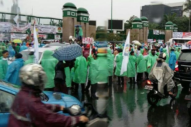 Diguyur Hujan, Demonstran...