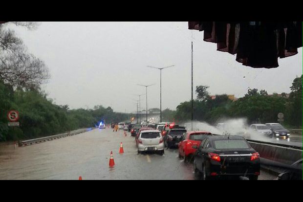 Banjir Rendam Satu Lajur,...