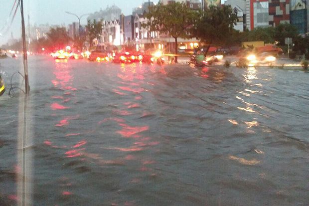 Hujan Sejak Dini Hari,...