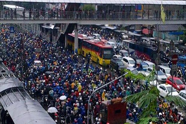Dikepung Banjir, Kendaraan...