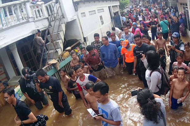 Sambangi Korban Banjir,...